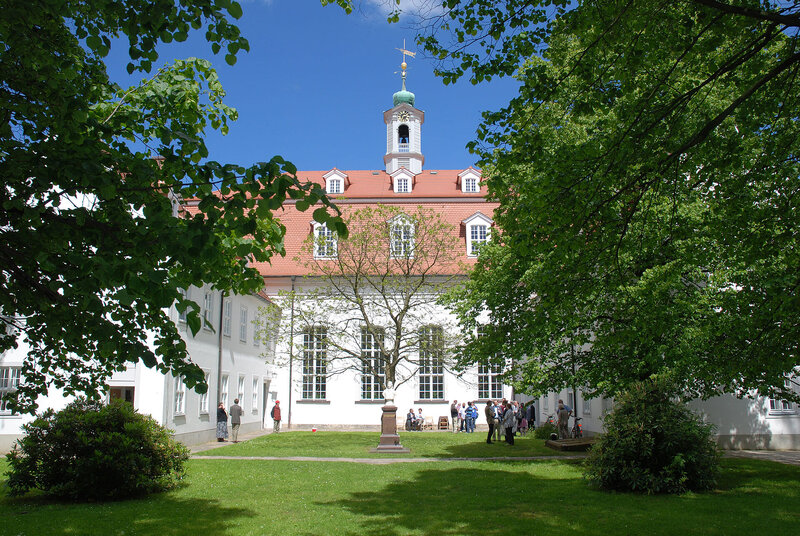 Herrnhut Kirchensaal mit Garten