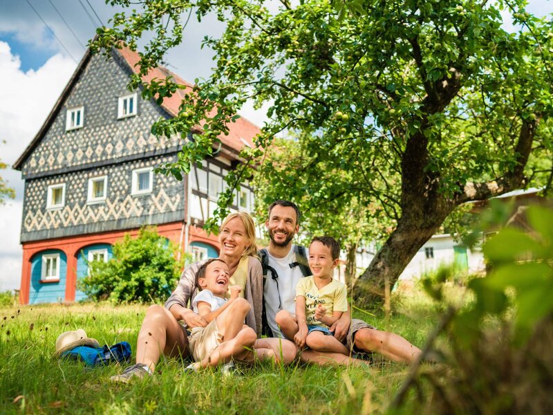 Abbildung Familie vorm Umgebindehaus