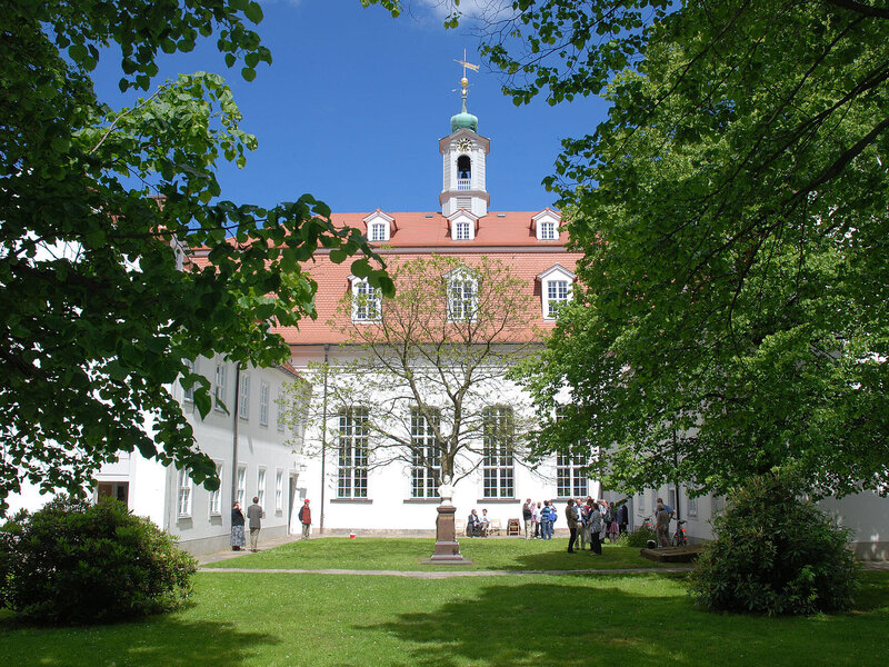 Abbildung Herrnhut church hall with garden